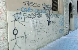  ??  ?? Slogan In alto «Unici stranieri gli sbirri nei quartieri» vergato a San Pio X; a fianco una scritta anti-fascista con tanto di omino impiccato; sotto uno slogan contro i Cpr per migranti (Rensi-Nardelli)