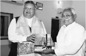  ?? PHOTO: PTI ?? Bihar Chief Minister Nitish Kumar presents a memento to Chhattisga­rh Chief Minister Raman Singh at a meeting in Patna on Tuesday.