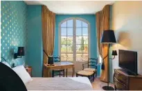  ??  ?? ON DORT OÙ ? À l’hôtel Le Grimaldi, dans un bâtiment Belle Époque. Papiers peints à ramages et photos chinées. À partir de 75 €/2 pers., petit déj. inclus (tarif Happy Deal). le-grimaldi.com