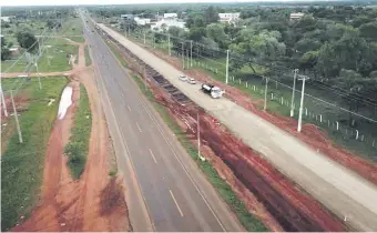  ??  ?? Las tareas de reconstruc­ción del tramo que conecta Pozo Colorado (Presidente Hayes) y Concepción (Concepción) avanzan en los lotes 1 y 3. El lote 2 tiene retrasos.