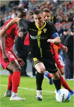  ?? (Udi Zitiat) ?? BEITAR JERUSALEM forward Idan Vered dribbles past a pair of Hapoel Tel Aviv defenders during Beitar’s 3-0 road victory on Monday night in Premier League action.