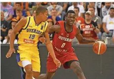  ?? FOTO: TITTEL/DPA ?? Isaac Bonga (rechts) von den Washington Wizards aus der NBA schlüpfte zeitweise in die Rolle des fehlenden Dennis Schröder.