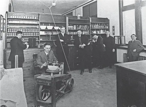  ?? OHIO STATE UNIVERSITY PHOTO ARCHIVES ?? The Ohio State University student pharmaceut­ical dispensary as it looked in 1925. It was permanentl­y closed after two students died and four others became ill after taking pills laced with a swift-killing poison.