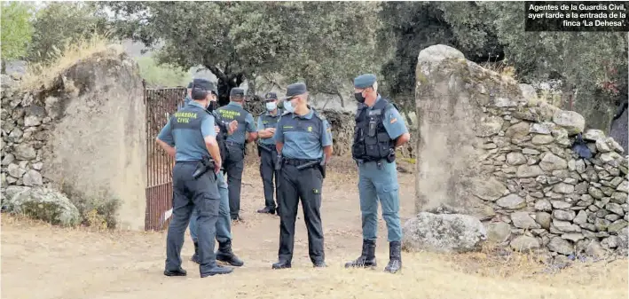  ?? RAFAEL MOLINA ?? Agentes de la Guardia Civil, ayer tarde a la entrada de la finca `La Dehesa'.