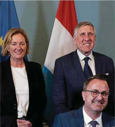  ?? Foto: Anouk Antony ?? Premier Xavier Bettel (DP) und seine beiden Vize Paulette Lenert (LSAP) und François Bausch (Déi Gréng) dürfen lächeln: Blau-Rot-Grün kommt laut Sonndesfro auf 32 Sitze.