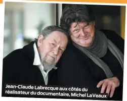  ??  ?? Jean-Claude Labrecque aux côtés du réalisateu­r du documentai­re, Michel LaVeaux