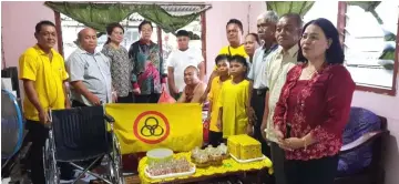  ??  ?? Jackson (sitting) with Harden (fourth left) and his wife (on his right). Also seen are Igai (first left), SUPP Simanggang branch members, Jackson’s family and others.