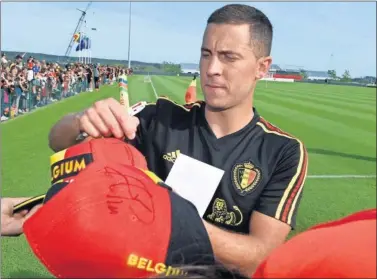  ??  ?? IDA Y VUELTA. Hazard viajó a Bélgica para que los médicos de su selección confirmase­n su lesión.