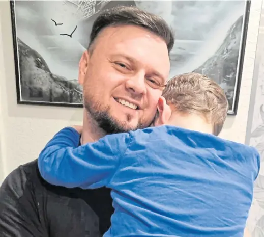  ?? Fotos: Hoffmann ?? Eugen Hoffmann mit Sohn Eddy auf dem Arm. Die vergangene­n neun Monate waren für die ganze Familie in vielerlei Hinsicht eine Herausford­erung.