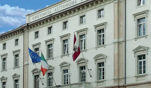  ??  ?? Sede centrale Il palazzo della Provincia in Piazza Dante: ieri la Corte costituzio­nale ha bocciato un articolo della legge di stabilità dello scorso anno