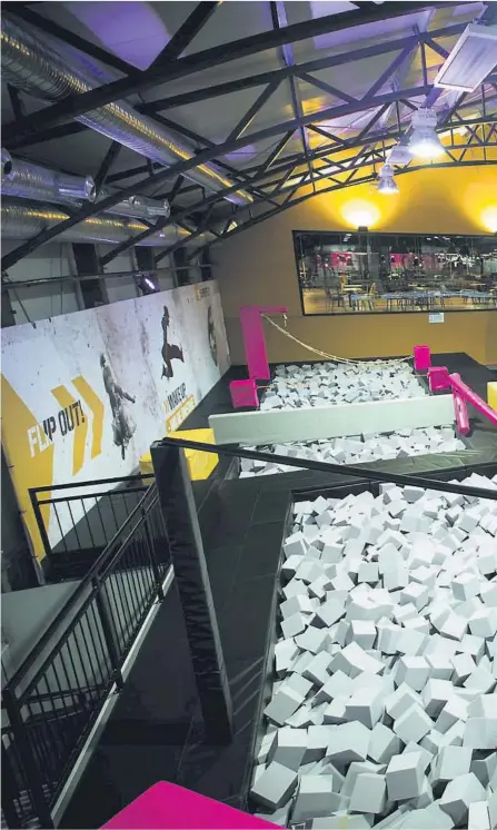  ??  ?? POPULAERT KONSEPT: Gravity Sports rommer 2800 lvadratmet­er med ulike rampolinet­ilbud i Larvik. Snart åpner de i