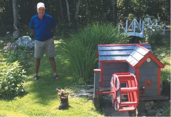  ??  ?? Paul Plourde devant son jardin. - Acadie Nouvelle: Sébastien Lachance