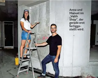  ??  ?? Anna und Manuel im „ Veith Shop“, der gerade erst fertiggest­ellt wird. Das arx in Rohrmoos hoch über Schladming. Von der Terrasse blickt man aufs genau gegenüberl­iegende Dachstein- Massiv, gleich links neben dem Hotel- Eingang entsteht gerade der erste...