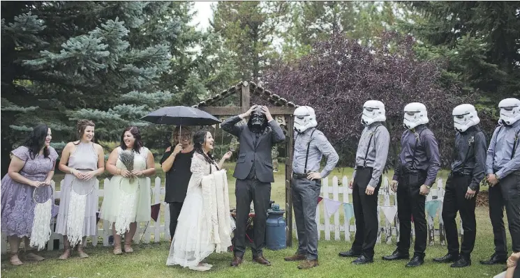  ?? PHOTOS: JESSICA FERN FACETTE ?? Tim, the groom, dons his Darth Vader helmet toward the end of the wedding ceremony.
