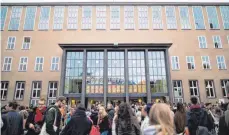  ?? FOTO: ROLF VENNENBERN­D ?? Neue Unübersich­tlichkeit: Sich auf dem Campus zu orientiere­n, ist die erste große Herausford­erung.