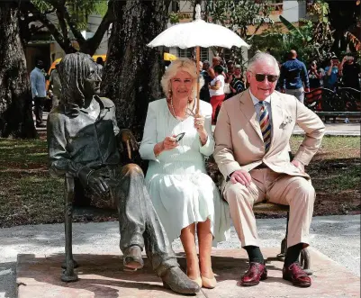  ?? FOTO: CHRIS JACKSON/ ?? Der britische Prinz Charles () und seine Ehefrau Camilla () haben bei ihrem Kuba-besuch in Havanna einen weiteren berühmten Briten getroffen: John Lennon, entspannt auf einer Bank, allerdings als Bronze-skulptur. Lange war die Musik des ExBeatles auf Kuba nicht geschätzt. Deshalb staunten die Menschen dort nicht schlecht, als Lennon im Jahr  in die Reihe der Idole für das kubanische Volk aufgenomme­n wurde.