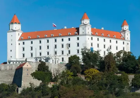  ??  ?? Le château de Bratislava (Presbourg), capitale du royaume de Hongrie à l'époque où Marie-Thérèse monta sur le trône, fut une des deux résidences royales qu'elle occupa, l'autre étant le château de Schönbrunn en Autriche.