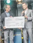  ?? FOTO: AESCULAP ?? 100 000 Euro für 150 Operatione­n: Jochim Schulz (links) übergibt einen symbolisch­en Scheck an Igor Wetzel von Big Shoe.