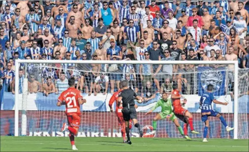  ??  ?? EL 2-1 DEFINITIVO. Momento en el que Sobrino remata y supera a Diego López logrando el gol de la victoria.