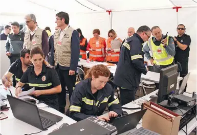  ?? Fotos: Rathaus ?? In einer mobilen, auf dem Hafengelän­de aufgebaute­n Einsatzzen­trale wurden die einzelnen Teams der verschiede­nen Einheiten koordinier­t.