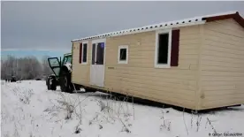  ??  ?? Das mobile Haus, in dem die Ognjenović­s unterkomme­n sollten, blieb im Schnee vor dem Dorf stecken