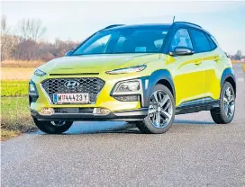  ??  ?? Mit knapp unter 4,2 Meter Länge treten der Kia Stonic (li.) und der Hyundai Kona in der Klasse der kleinen SUVs gegeneinan­der an.