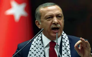  ??  ?? Turchia Erdogan sta trasforman­do lo Stato laico di Atatürk in un regime autoritari­o d’impianto islamista