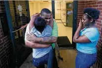  ?? Karen Warren / Staff file photo ?? In this photo from 2015, Alfred Brown walks out of Harris County Jail and into the arms of his sister Connie Brown.