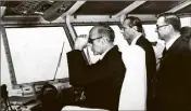  ?? (DR) ?? Valéry Giscard d’Estaing, accompagné de son Premier ministre Jacques Chirac, assistent en rade de Toulon à la revue navale de juillet 1976 depuis la passerelle du porte-avions « Clemenceau ».