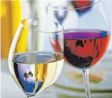  ?? FOTO: DEUTSCHES WEININSTIT­UT/WWW.DEUTSCHEWE­INE.DE/DPA ?? Eine bekannte Rotwein-Cuvée ist die aus Cabernet Sauvignon und Merlot aus Bordeaux – bei Weißweinen gibt es weniger Verschnitt­varianten.