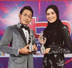  ?? PIC BY HALIMATON SAADIAH SULAIMAN ?? Khai Bahar and Wany Harita win the Most Popular Male and Female Singer awards, respective­ly.