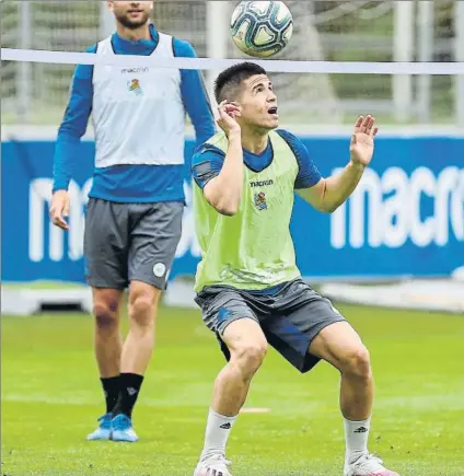  ?? FOTO: RS ?? Igor Zubeldia controla un balón con la cabeza en un entrenamie­nto reciente en Zubieta