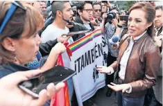  ??  ?? Vázquez Mota tuvo un breve encuentro con la comunidad gay de Naucalpan, a la que refrendó su respeto por los derechos ganados.