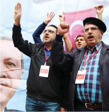  ?? Foto: imago/ZUMA Press ?? Unterstütz­er der türkischen Regierung im Juli 2016 in Sarajevo
