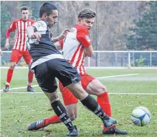  ?? FOTO: SCHLIPF ?? Weiter erfolgreic­h: Die Aalener Fußballer (schwarzes Trikot).