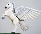  ??  ?? La camuyana, que también gusta de hacer caballos, realizó esta pieza Pegasus hace más de una década y nunca la vendió. Es su favorita.