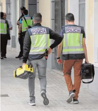  ?? EFE ?? Imagen de los agentes junto al edificio en el que se produjo el crimen