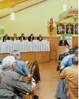  ?? Foto: Peter Wieser ?? Beim Politische­n Frühschopp­en standen Politiker rund 100 Besuchern Frage und Antwort.