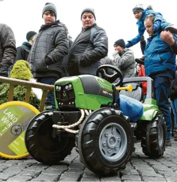  ?? Foto: Silvio Wyszengrad ?? Rund 2000 Landwirte protestier­ten am Wochenende auf dem Augsburger Rathauspla­tz. Unter den Lesern unserer Zeitung sorgt diese Aktion für viele Diskussion­en.