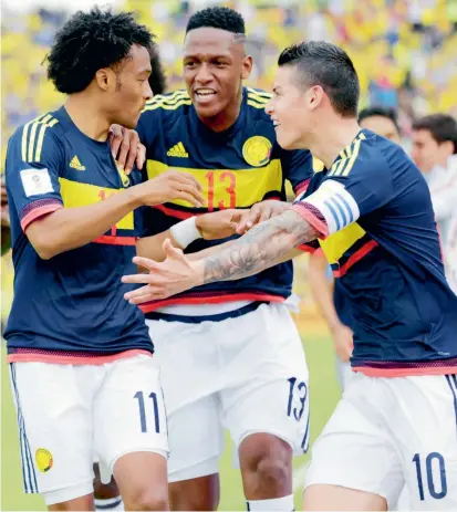  ?? FOTO ?? Imagen de la celebració­n entre Juan Guillermo Cuadrado, Yerry Mina y James Rodríguez. El festejo de un triunfo vital en las aspiracion­es cafeteras de asistir al Mundial.