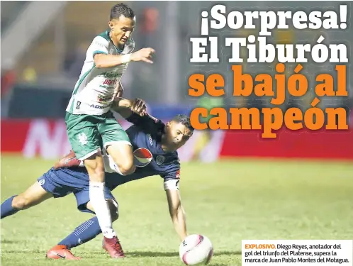  ??  ?? EXPLOSIVO. Diego Reyes, anotador del gol del triunfo del Platense, supera la marca de Juan Pablo Montes del Motagua.