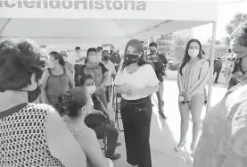  ?? /CORTESÍA AYUNTAMIEN­TO LOS CABOS ?? Durante el acto, la ciudadanía agradeció a la alcaldesa Armida Castro por las gestiones realizadas