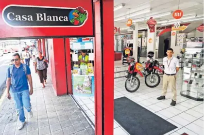  ?? JOHN DURÁN ?? El local ubicado en el centro de Heredia es uno de los 58 puntos de venta que posee la compañía en el país.