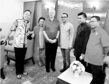  ??  ?? Najib (thrid left) and Rosmah with their family members during their visit to Langkawi.