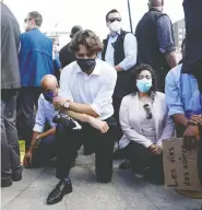  ?? BLAIR GABLE
/ REUTERS FILES ?? Prime Minister Justin Trudeau has come under fire from a retired deputy of operations for the RCMP for taking a knee at a June 5 rally on Parliament Hill against the
Minneapoli­s police custody death of George Floyd.