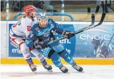  ?? FOTO: CHRISTIAN FLEMMING ?? Was Miller gelang, blieb Brayden Low (rechts) versagt. Der Lindauer Angreifer wartet seit fünf Spielen auf einen Torerfolg.