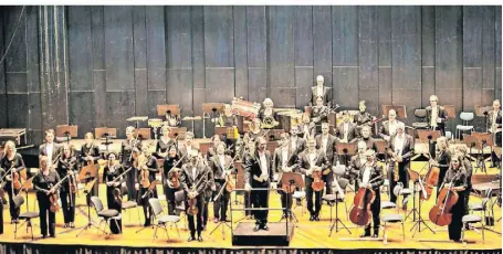  ?? FOTO: SAMLA ?? GMD Mihkel Kütson und die Niederrhei­nischen Sinfoniker nehmen den lange anhaltende­n Applaus des Publikums entgegen. Mit den „Mozarts“haben sie viele begeistert.