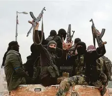  ?? Foto: ČTK ?? Zadařilo se Muži ze syrské pobočky al-Káidy na archivním snímku oslavují dobytí hlavního města provincie Ídlíb.