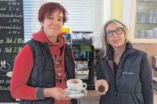  ?? FOTO: MIH ?? Barbara (links) und Margita Dangel haben vor einem Jahr ein Café-Haus in ihrer Gärtnerei etabliert. Am Wochenende ist Einjährige­s.