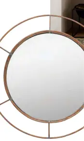  ??  ?? Miroir cerclé de métal couleur cuivre Bonito, 69 $, à structube.com